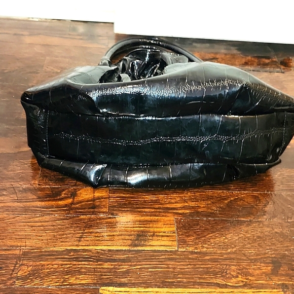 🍁Beautiful Gathered Vinyl Embossed Black Shoulder Bag - Picture 5 of 5